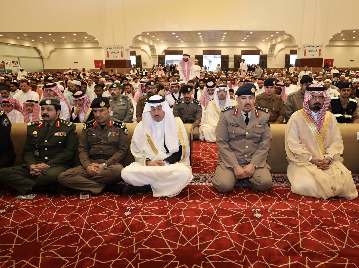 MushaytKhamis's tweet photo. أدى محافظ #خميس_مشيط خالد بن عبدالعزيز بن مشيط صلاة #عيد_الفطر المبارك بجامع خادم الحرمين الشريفين بالمحافظة، بحضور مدراء الإدارات الحكومية وجمعٌ من المصلين. https://t.co/7X7yMYChlz