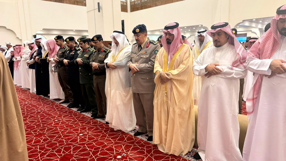MushaytKhamis's tweet photo. أدى محافظ #خميس_مشيط خالد بن عبدالعزيز بن مشيط صلاة #عيد_الفطر المبارك بجامع خادم الحرمين الشريفين بالمحافظة، بحضور مدراء الإدارات الحكومية وجمعٌ من المصلين. https://t.co/7X7yMYChlz