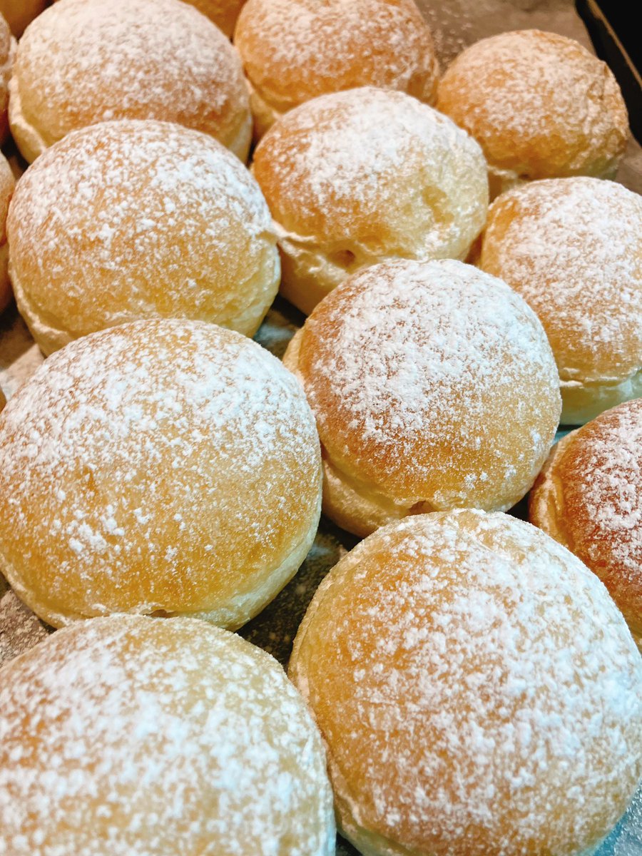 arc_bakery's tweet photo. 気づいたらトレーに乗ってるやつ。

生搾りクリームパン🍮
1個150円。
だいたい2個いきます。
#クリームパン #arcbakery #多摩区グルメ https://t.co/V2AExGrO23