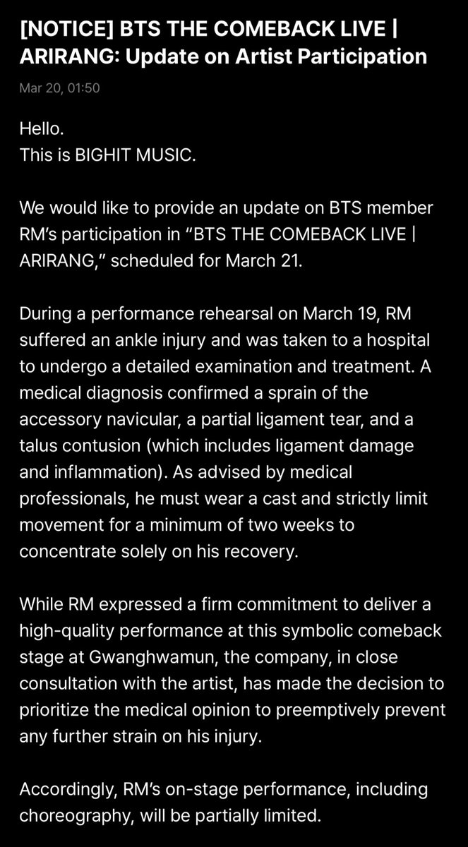 UniversBTS_'s tweet photo. 🚨 [AVISO DO WEVERSE] Atualização sobre a participação do artista RM na “BTS THE COMEBACK LIVE | ARIRANG”: 

"Olá.

Aqui é a BIGHIT MUSIC.

Gostaríamos de atualizar vocês sobre a participação do RM, membro do BTS, no “BTS THE COMEBACK LIVE | ARIRANG”, agendado para 21 de março.

Durante um ensaio para a apresentação em 19 de março, RM sofreu uma lesão no tornozelo e foi levado a um hospital para realizar exames e tratamento detalhados. O diagnóstico médico confirmou uma entorse do osso navicular acessório, uma ruptura parcial do ligamento e uma contusão do tálus (que inclui danos e inflamação nos ligamentos). Conforme recomendado pelos profissionais de saúde, ele deverá usar uma tala e limitar rigorosamente seus movimentos por, no mínimo, duas semanas para se concentrar exclusivamente em sua recuperação.

Embora RM tenha expressado um firme compromisso em entregar uma performance de alta qualidade neste palco simbólico de retorno em Gwanghwamun, a empresa, em estreita consulta com o artista, decidiu priorizar a opinião médica para evitar qualquer agravamento da lesão.

Consequentemente, a performance de RM no palco, incluindo a coreografia, será parcialmente limitada.
Pedimos a sua compreensão em relação a este assunto. Pedimos sinceras desculpas por qualquer decepção que isso possa causar, dada a grande expectativa em torno desta apresentação.

Embora a performance de RM no palco seja inevitavelmente limitada, ele fará o possível para participar e interagir com o ARMY e o público. Sabemos que vocês esperaram muito tempo por esta apresentação e nos esforçaremos ao máximo para entregar um show emocionante.

Priorizamos a saúde e a segurança de nossos artistas acima de tudo e estamos comprometidos em fornecer a RM todo o suporte necessário para sua completa recuperação e retorno à plena saúde.

Os membros do BTS estão se preparando diligentemente para esta apresentação. Pedimos seu contínuo incentivo e apoio.

Obrigado."