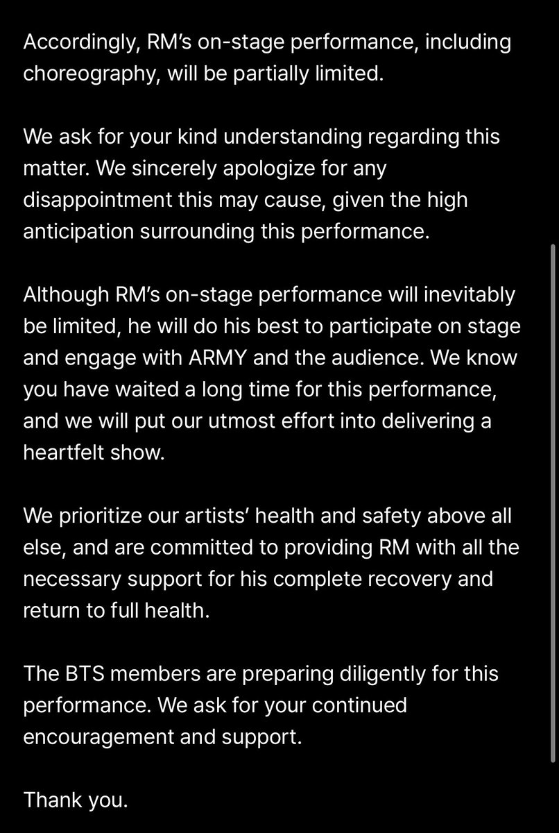 UniversBTS_'s tweet photo. 🚨 [AVISO DO WEVERSE] Atualização sobre a participação do artista RM na “BTS THE COMEBACK LIVE | ARIRANG”: 

"Olá.

Aqui é a BIGHIT MUSIC.

Gostaríamos de atualizar vocês sobre a participação do RM, membro do BTS, no “BTS THE COMEBACK LIVE | ARIRANG”, agendado para 21 de março.

Durante um ensaio para a apresentação em 19 de março, RM sofreu uma lesão no tornozelo e foi levado a um hospital para realizar exames e tratamento detalhados. O diagnóstico médico confirmou uma entorse do osso navicular acessório, uma ruptura parcial do ligamento e uma contusão do tálus (que inclui danos e inflamação nos ligamentos). Conforme recomendado pelos profissionais de saúde, ele deverá usar uma tala e limitar rigorosamente seus movimentos por, no mínimo, duas semanas para se concentrar exclusivamente em sua recuperação.

Embora RM tenha expressado um firme compromisso em entregar uma performance de alta qualidade neste palco simbólico de retorno em Gwanghwamun, a empresa, em estreita consulta com o artista, decidiu priorizar a opinião médica para evitar qualquer agravamento da lesão.

Consequentemente, a performance de RM no palco, incluindo a coreografia, será parcialmente limitada.
Pedimos a sua compreensão em relação a este assunto. Pedimos sinceras desculpas por qualquer decepção que isso possa causar, dada a grande expectativa em torno desta apresentação.

Embora a performance de RM no palco seja inevitavelmente limitada, ele fará o possível para participar e interagir com o ARMY e o público. Sabemos que vocês esperaram muito tempo por esta apresentação e nos esforçaremos ao máximo para entregar um show emocionante.

Priorizamos a saúde e a segurança de nossos artistas acima de tudo e estamos comprometidos em fornecer a RM todo o suporte necessário para sua completa recuperação e retorno à plena saúde.

Os membros do BTS estão se preparando diligentemente para esta apresentação. Pedimos seu contínuo incentivo e apoio.

Obrigado."