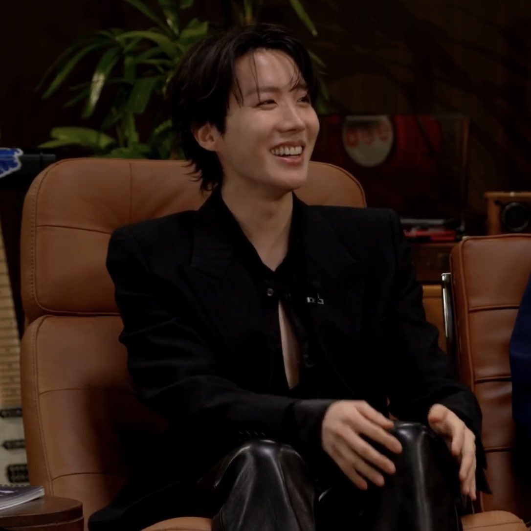 jayhopist's tweet image. HOSEOK HELLOFJSHS THE BOOTS AND CHEST OUT