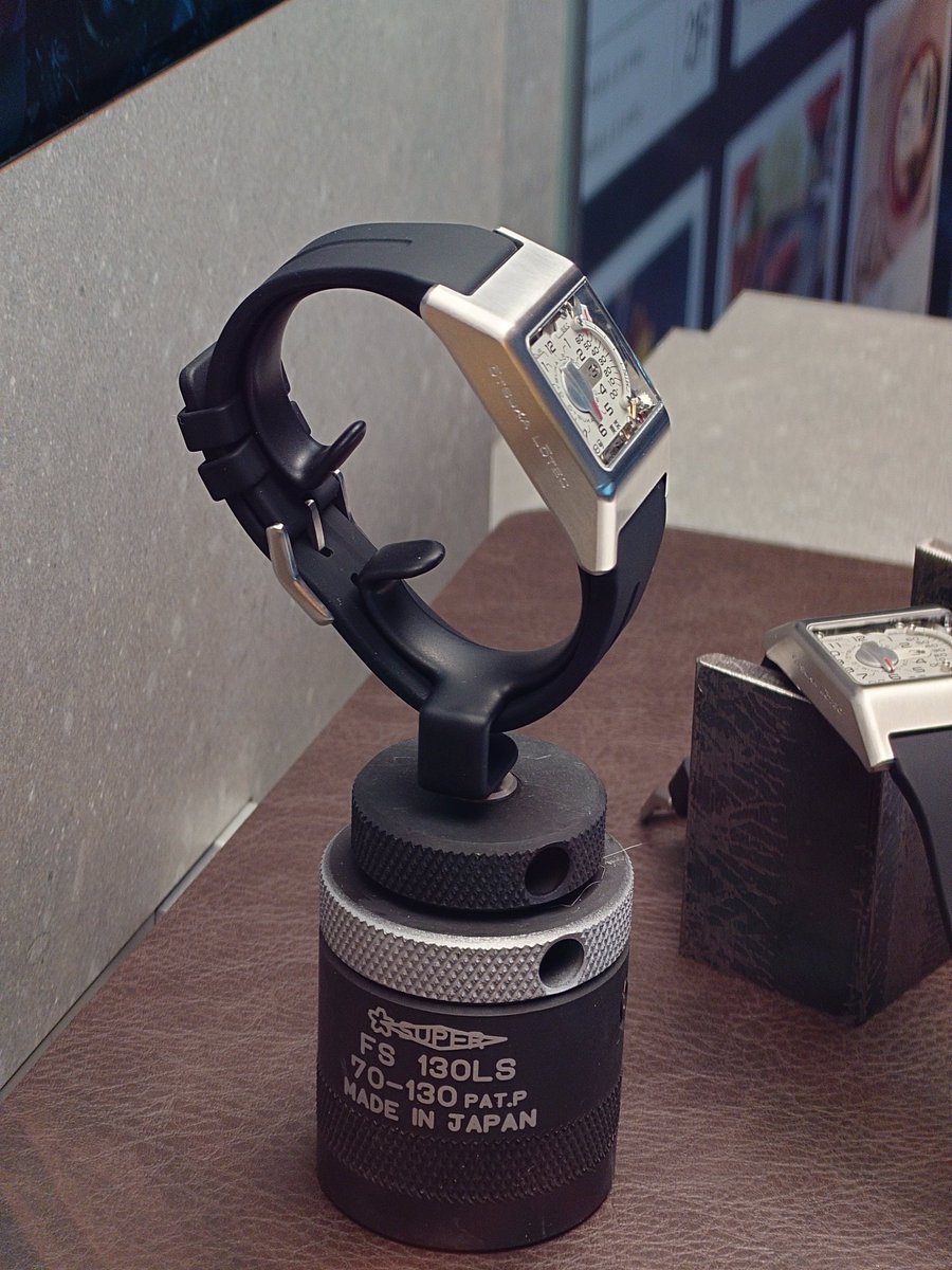 arslongaest's tweet photo. 実物を見てきました。メカメカしさがカッコいい一方でレトロな家電にあるような可愛さも備えている。とてもユニーク。秒ディスクが小さめなため秒作動の鼓動感は弱めで、それが機械的なソリッドさを強調してるように思えた。時計好きとしては欲しい。ROLEXや7.5号と並べたいな。
#大塚ローテック https://t.co/TpniPOf61y