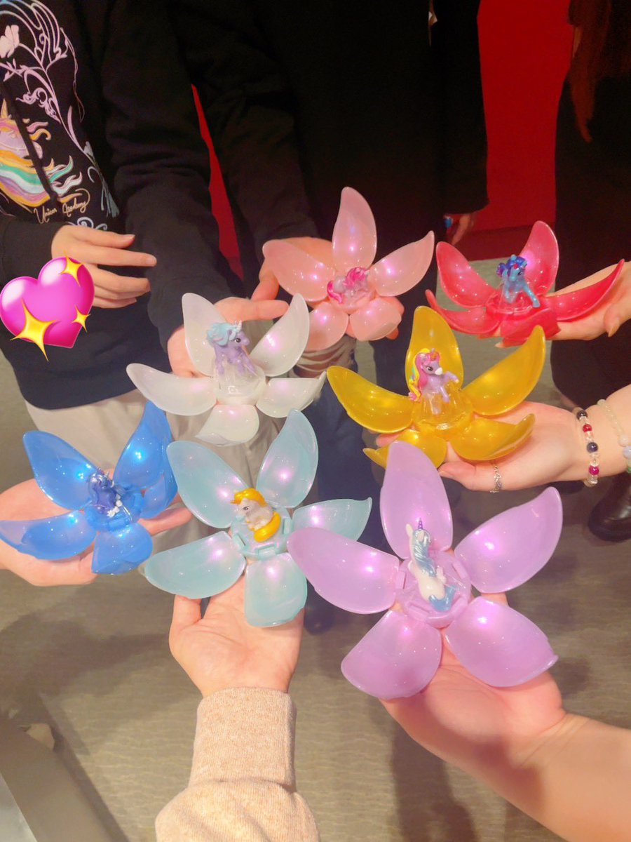 unonononon's tweet photo. 🦄お知らせ🦄

「#ユニコーン・アカデミー: 秘密のとびらが開くとき」

#Netflix で新章が配信スタートです🎉

新キャラクターにも大注目ですよ🎶👀✨

📸こちらのお写真は
収録の時にみんなで
素敵なグッズを開いて
可愛い〜綺麗〜と感動しながら🥹🌼🦄

とても仲良しで大好きな現場です✨

うのは、引き続き、

👩‍🏫先生役 #フューリー
🧚敵役 #クリムゼット
👧ルビー寮の生徒 #ジャシンタ

などを演じさせて頂いております🎙️

是非、#ユニコーンアカデミー
ご覧下さいませ〜〜〜🦄🏫🌈🌈🌈
https://t.co/9siBWXUhPF