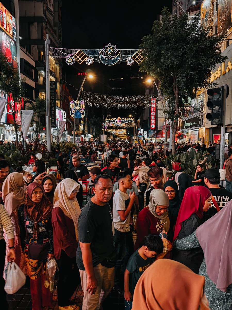 acaiijawa's tweet photo. Sekitar Jalan TAR, Kuala Lumpur jam 12:30 malam tadi.

1. Berjuta orang Pantai Timur/Utara/Selatan jammed balik kampung sampai 20 jam, orang KL masih ramai kat sini shopping. Dah jadi tradisi dari dulu nak merasa suasana kemeriahan Jalan TAR. Walau dah banyak tempat lain jual begini.

2. Jalan depan Sogo sampai Dataran Merdeka ditutup untuk kenderaan. Hanya pejalan kaki dibenarkan. Tapi ada beratus peniaga muncul di laluan tersebut dan kaki lima kedai. Penguatkuasa DBKL pun tak boleh buat apa.

3. Majoriti kedai dan gerai yang jual baju raya tinggal saiz L ke bawah je. Saiz S memang banyak. Semua kaler begitu. Nampaknya orang kurus je boleh beraya 😅.

4. Singgah Jakel 12:15 malam masih dibuka. Dalam tu lagi banyak pilihan baju berkualiti dan saiz semua ada. Tahu terus pergi sini je.

Malam raya mesti lagi sesak. Kena sanggup redah lautan manusia. Memang dapat harga murah tapi itulah, majoriti saiz besar takde.

Begitulah.