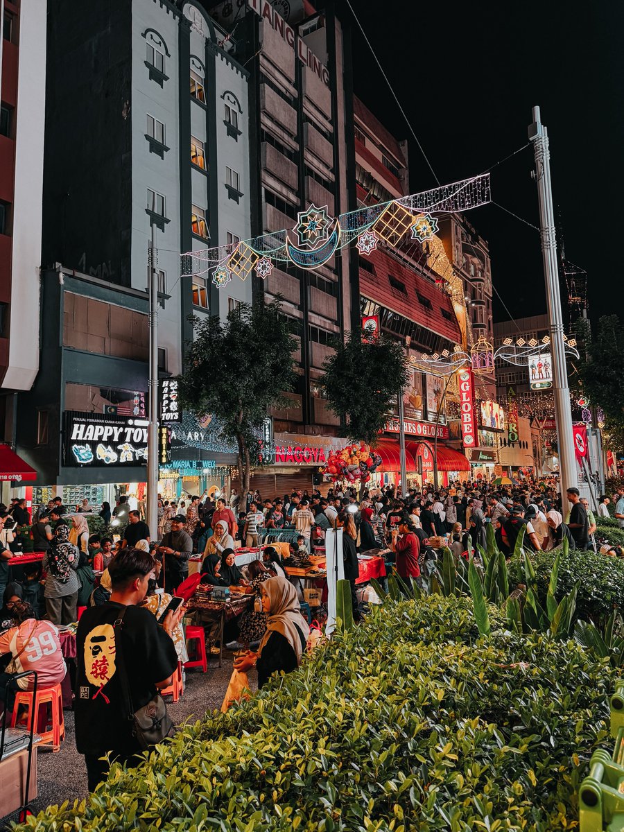 acaiijawa's tweet photo. Sekitar Jalan TAR, Kuala Lumpur jam 12:30 malam tadi.

1. Berjuta orang Pantai Timur/Utara/Selatan jammed balik kampung sampai 20 jam, orang KL masih ramai kat sini shopping. Dah jadi tradisi dari dulu nak merasa suasana kemeriahan Jalan TAR. Walau dah banyak tempat lain jual begini.

2. Jalan depan Sogo sampai Dataran Merdeka ditutup untuk kenderaan. Hanya pejalan kaki dibenarkan. Tapi ada beratus peniaga muncul di laluan tersebut dan kaki lima kedai. Penguatkuasa DBKL pun tak boleh buat apa.

3. Majoriti kedai dan gerai yang jual baju raya tinggal saiz L ke bawah je. Saiz S memang banyak. Semua kaler begitu. Nampaknya orang kurus je boleh beraya 😅.

4. Singgah Jakel 12:15 malam masih dibuka. Dalam tu lagi banyak pilihan baju berkualiti dan saiz semua ada. Tahu terus pergi sini je.

Malam raya mesti lagi sesak. Kena sanggup redah lautan manusia. Memang dapat harga murah tapi itulah, majoriti saiz besar takde.

Begitulah.
