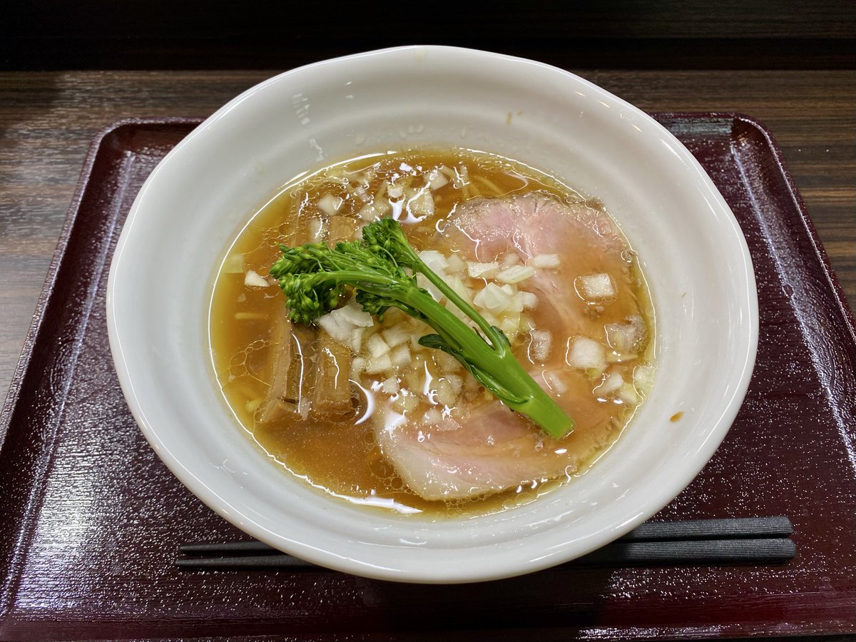 鶴橋本通商店街の中華そば 鯵右衛門にて中華そば‼︎
店内に広がる魚介の香り、スープを飲むと鯵とわかるぐらい濃縮された鯵出汁が全面に😳
尖った醤油タレに、歯応え舌触りの良い乱切麺✨