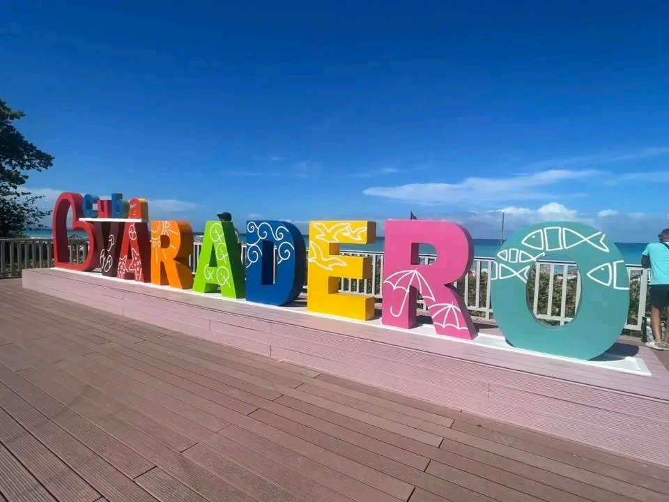 Varadero 🇨🇺 es el principal destino de sol y playa de Cuba y un enclave único en el Caribe.
🏖 La Playa Azul, como también se le conoce, atesora una historia que muchos de sus visitantes desconocen. 🧵👇