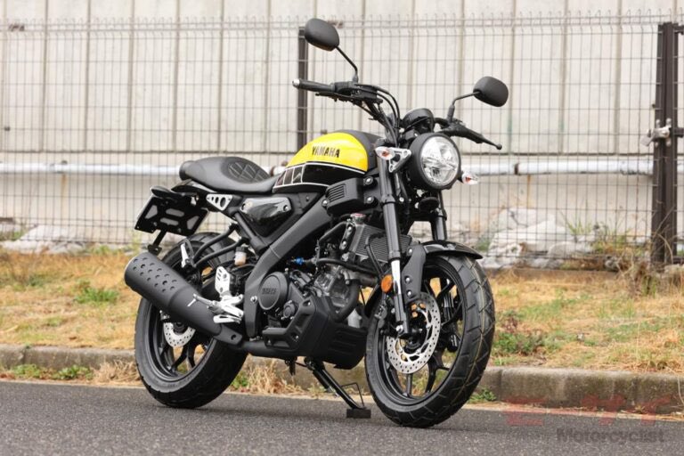 PutiMotor's tweet photo. 大阪モーターサイクルショーで、ヤマハが国内未発売の「XSR155」を展示し、2026年夏以降発売予定と発表。

ローダウン仕様は、身長167cm/体重68kgでも両足の母趾球までしっかり接地。

「ビキニカウル」「アジャスタブルレバー」「アルミクランクケースカバー」などが装着。

https://t.co/TQpI29ZbeJ https://t.co/0Q2MbFc845