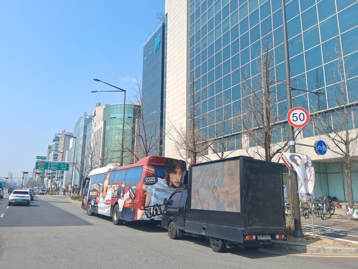 Hyunjin 현진 Central 🎂 tweet media