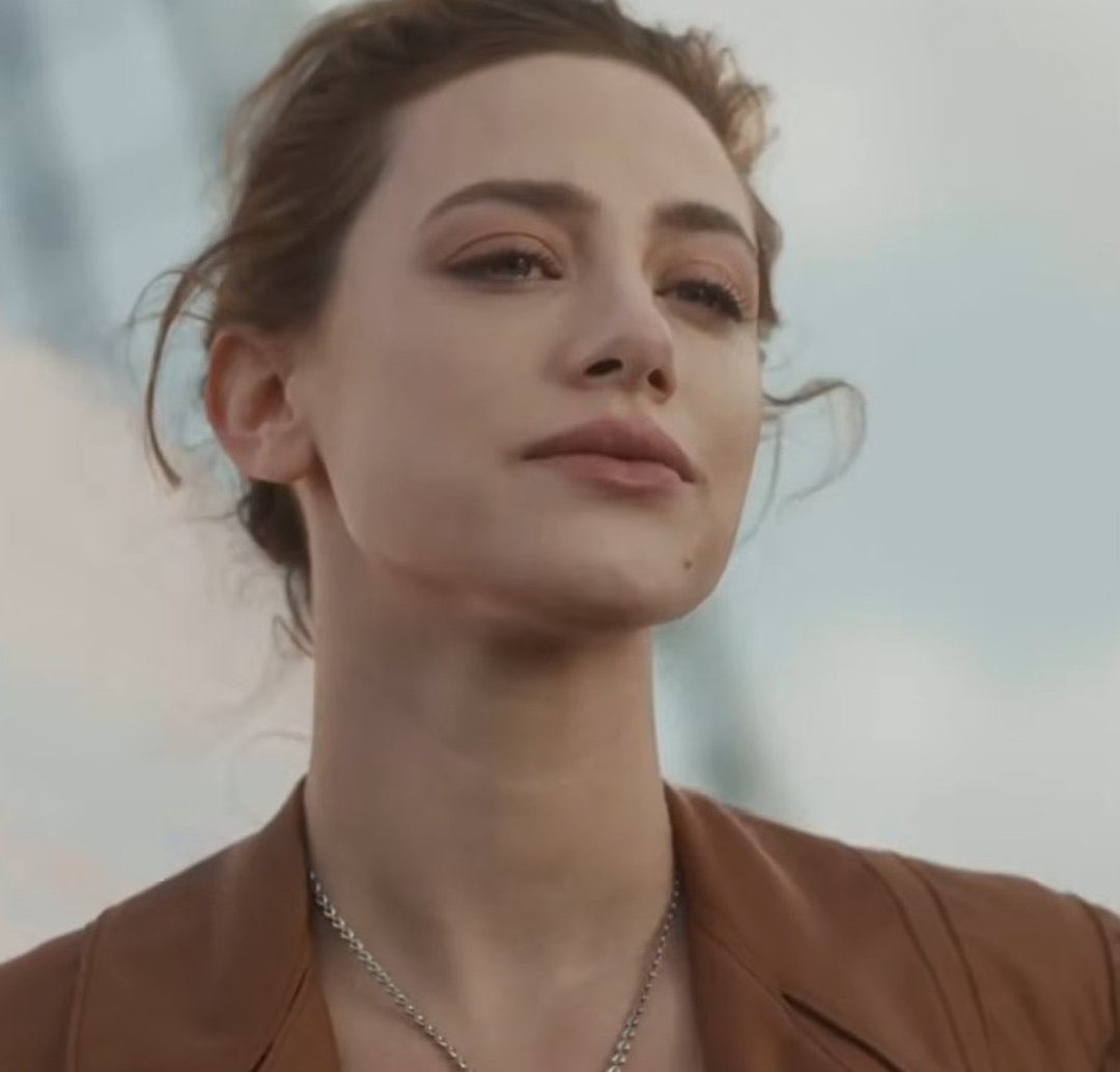 Indie5051's tweet photo. La actriz Lili Reinhart en el videoclip de la canción Swim de BTS. https://t.co/WEGlPv0Iuk