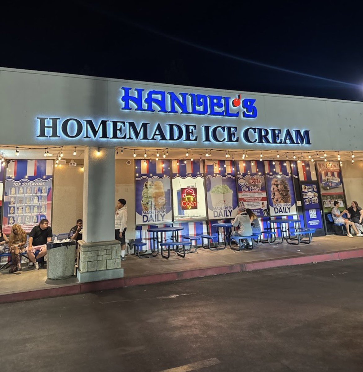 CaliCraftsmanUS's tweet image. A warm Southern California night calls for some ice cream🍦

My new addiction 🤣
Handles Ice Cream 

#SoCal
#LA
#Handles
#IceCream
#Winter2026HeatWave  
🌞🕶️🩳