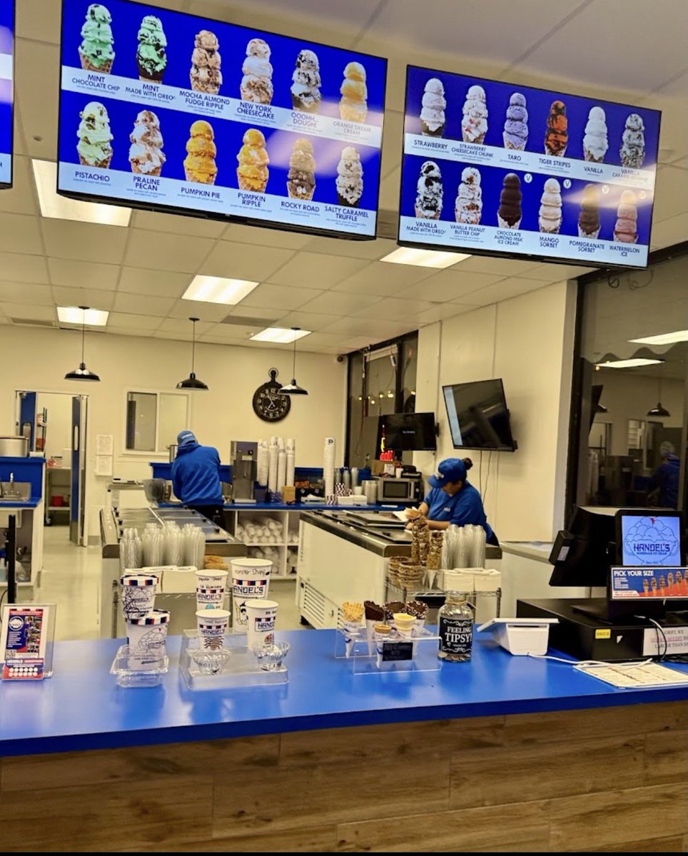 CaliCraftsmanUS's tweet image. A warm Southern California night calls for some ice cream🍦

My new addiction 🤣
Handles Ice Cream 

#SoCal
#LA
#Handles
#IceCream
#Winter2026HeatWave  
🌞🕶️🩳