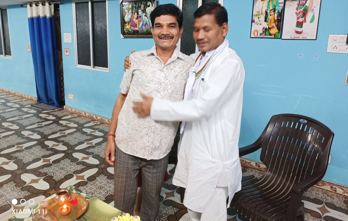 Parasyadav77's tweet photo. आज का दिन हमारे लिए गर्व और सम्मान का पल रहा।

धरमजयगढ़ विधानसभा के लोकप्रिय एवं कर्मठ विधायक मितान श्री लालजीत सिंह राठिया जी ने अपने जन्मदिन के शुभ अवसर पर हमारे गृह निवास गोबरा में आगमन हुआ एवं सादगीपूर्ण रूप में केक काटकर जन्मदिन मनाया।
@INCChhattisgarh https://t.co/I4etGLaoBd