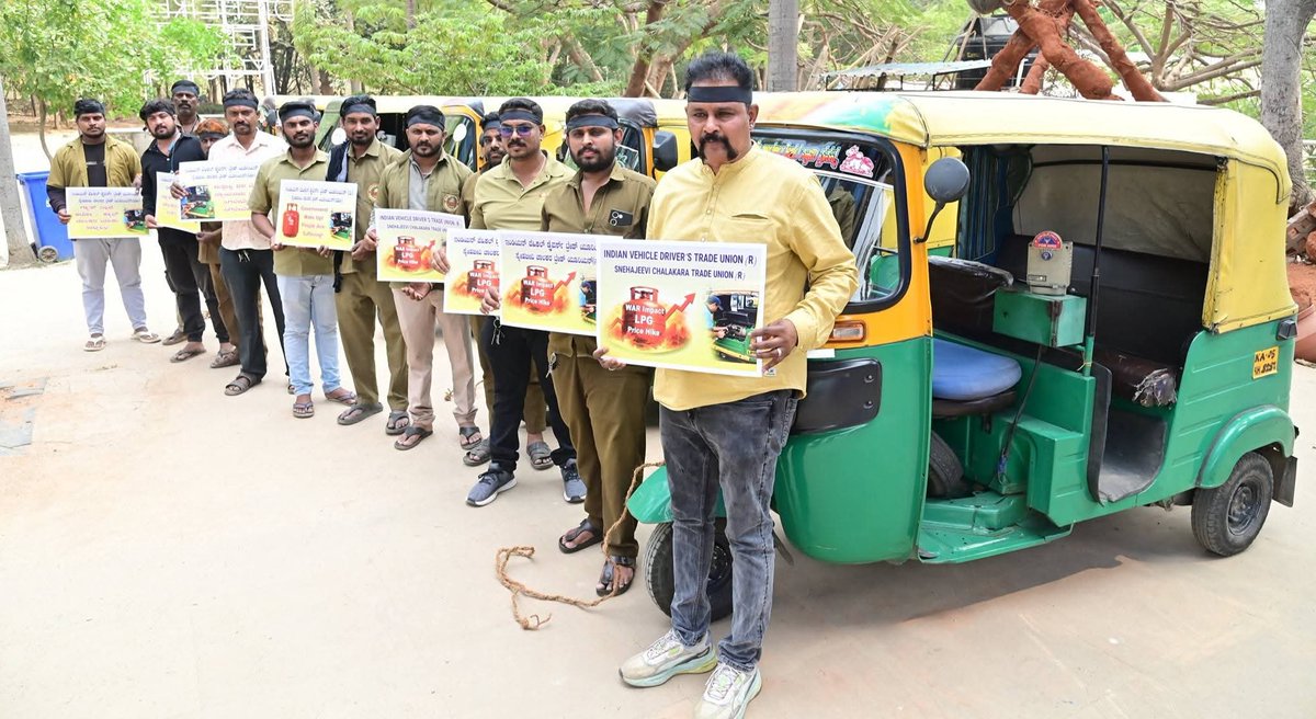 santhosh198531's tweet image. Bangalore, Mar 17 📍: Protest held at Freedom Park against LPG shortage for auto drivers 😡🚖
Organized by driver unions demanding immediate action 🔊📢

#AutoDrivers #GasProblem #BangaloreProtest #DriversVoice