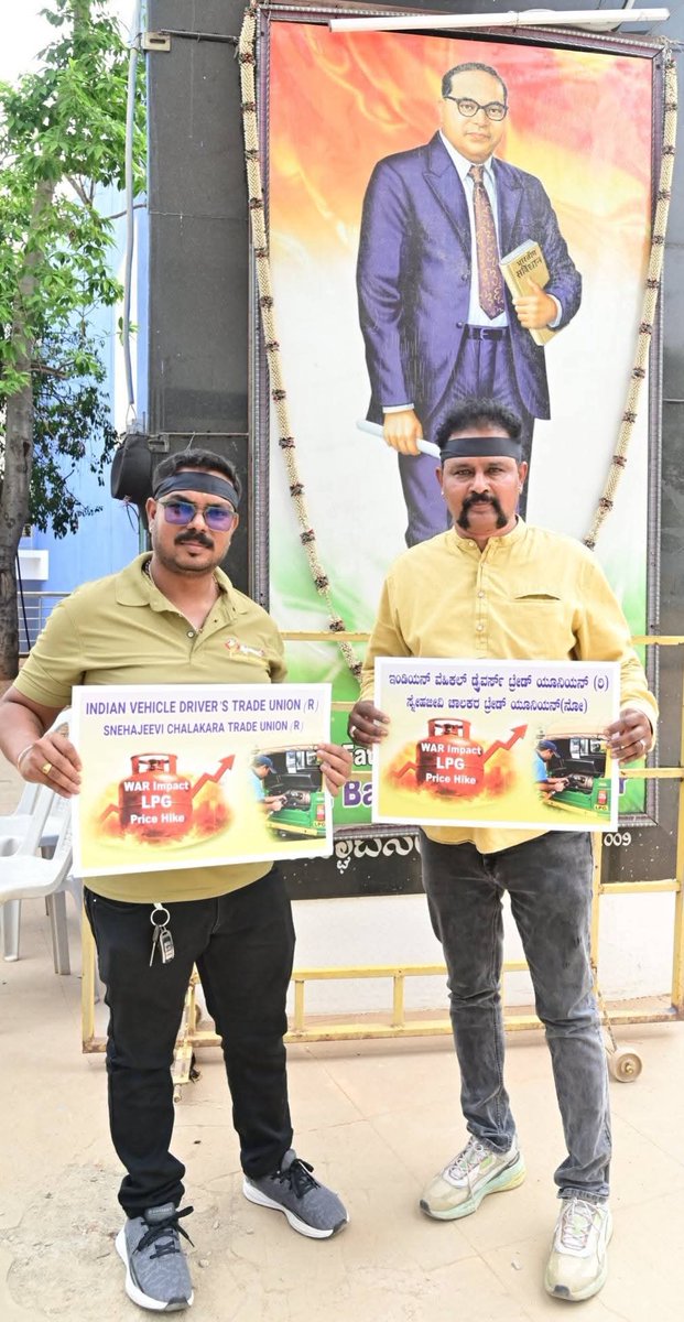 santhosh198531's tweet image. Bangalore, Mar 17 📍: Protest held at Freedom Park against LPG shortage for auto drivers 😡🚖
Organized by driver unions demanding immediate action 🔊📢

#AutoDrivers #GasProblem #BangaloreProtest #DriversVoice
