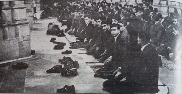 bilio_muydunuz's tweet photo. Biliyor muydunuz ?

1965 yılında Köln’deki Türk işçileri Ramazan Bayramı bayram namazını, şehrin ve Almanya’nın en büyük katedrali, Dom Katedralinde kılmışlardır. 
Bayram öncesi geniş ve kapalı alan arayan işçiler, katedrale başvurmuş ve olumlu yanıt almıştır. Bayram namazı katedralde kılınmıştır…

Herkese iyi bayramlar dileriz…🙏