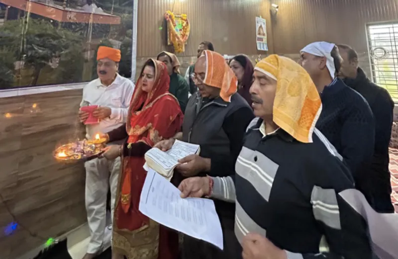 TareenAneesa's tweet image. #KashmirPandits celebrated #Navreh, their traditional #NewYear, with deep religious fervour across #Kashmir, as temples echoed with hymns and prayers despite intermittent rainfall.

@NeetFiles @PiushSharma28 @HarbirSinghSuri @HarishK04131926 @BJPsudhanRSS @RDXThinksThat