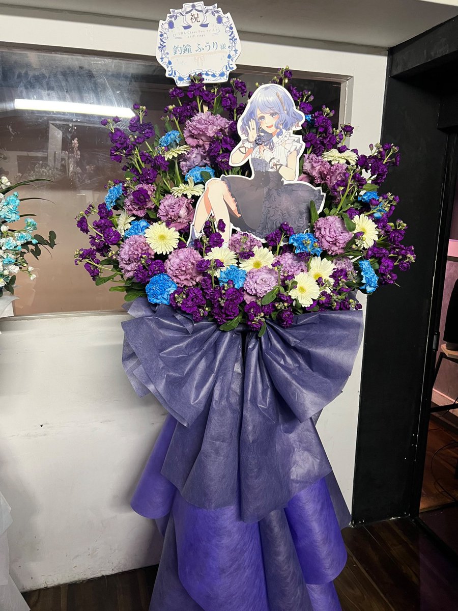 k_rimaizu's tweet photo. 今回も素敵なステージに華を添えたいと思いフラワースタンドをお贈りしました!
そして、今回は直近でふうりさんがコラボアクセを販売した、という事で花纏様のご協力の元、ふうりさんにも装着して頂きました!
素敵なイラストはみるろ様にご依頼しました!
素敵なフラスタになって嬉し過ぎる…😭
 #UCFES https://t.co/jzfG3snFzK
