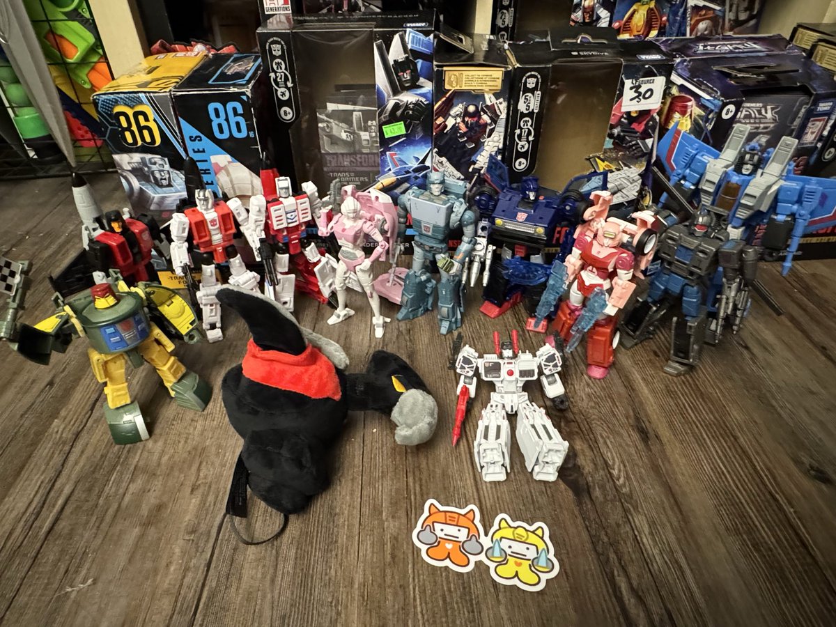 TheBoyAiden's tweet image. Idrc if I’m late, here is my TFcon haul. I’m pretty satisfied.
#tfcon 
(The Bee and Cliff sticker was made by oddlybuddy_tf on Instagram)