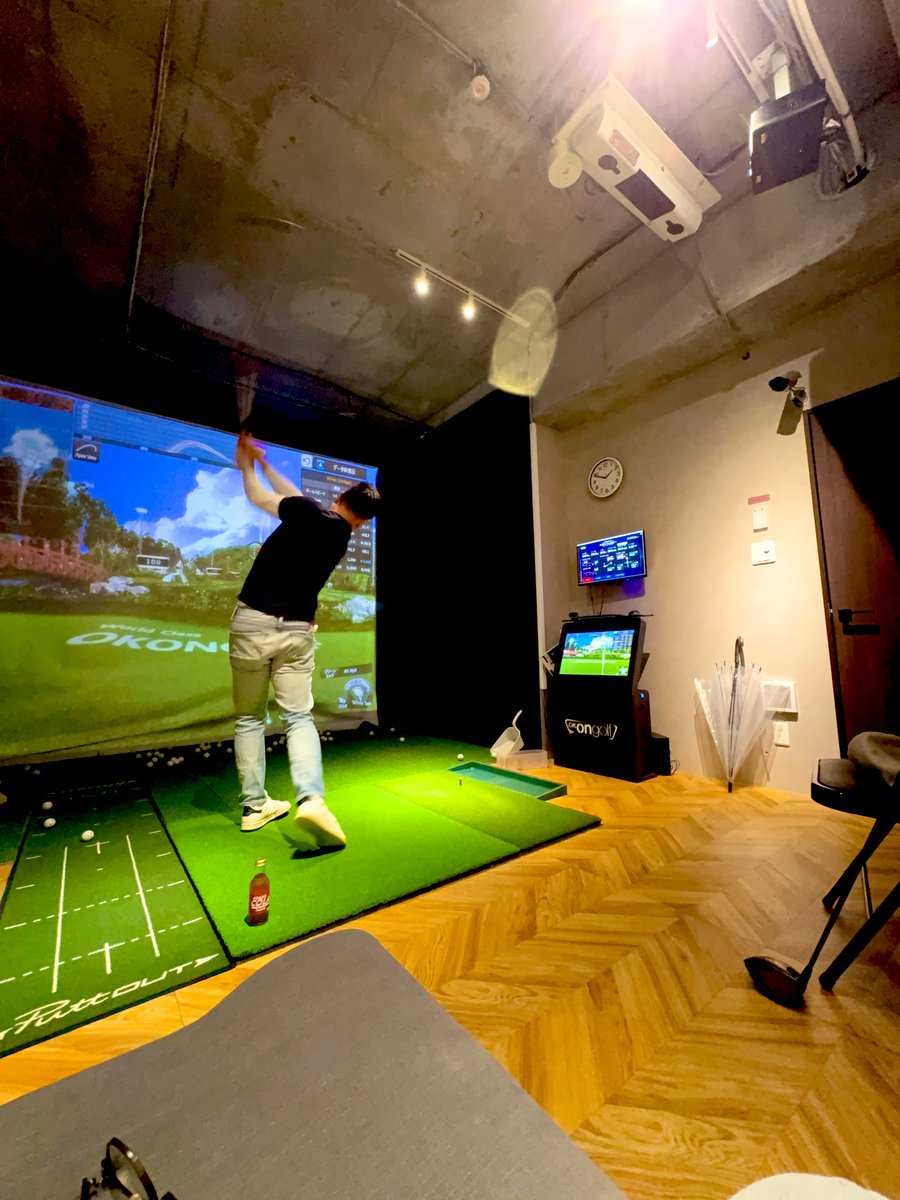 athletecola's tweet photo. ⛳️雨のためインドアゴルフ⛳️

😠限界の一歩先へ😆

#ゴルフ #Golf #インドアゴルフ
#糖分補給 #エナジードリンク https://t.co/4hKDRTepmz