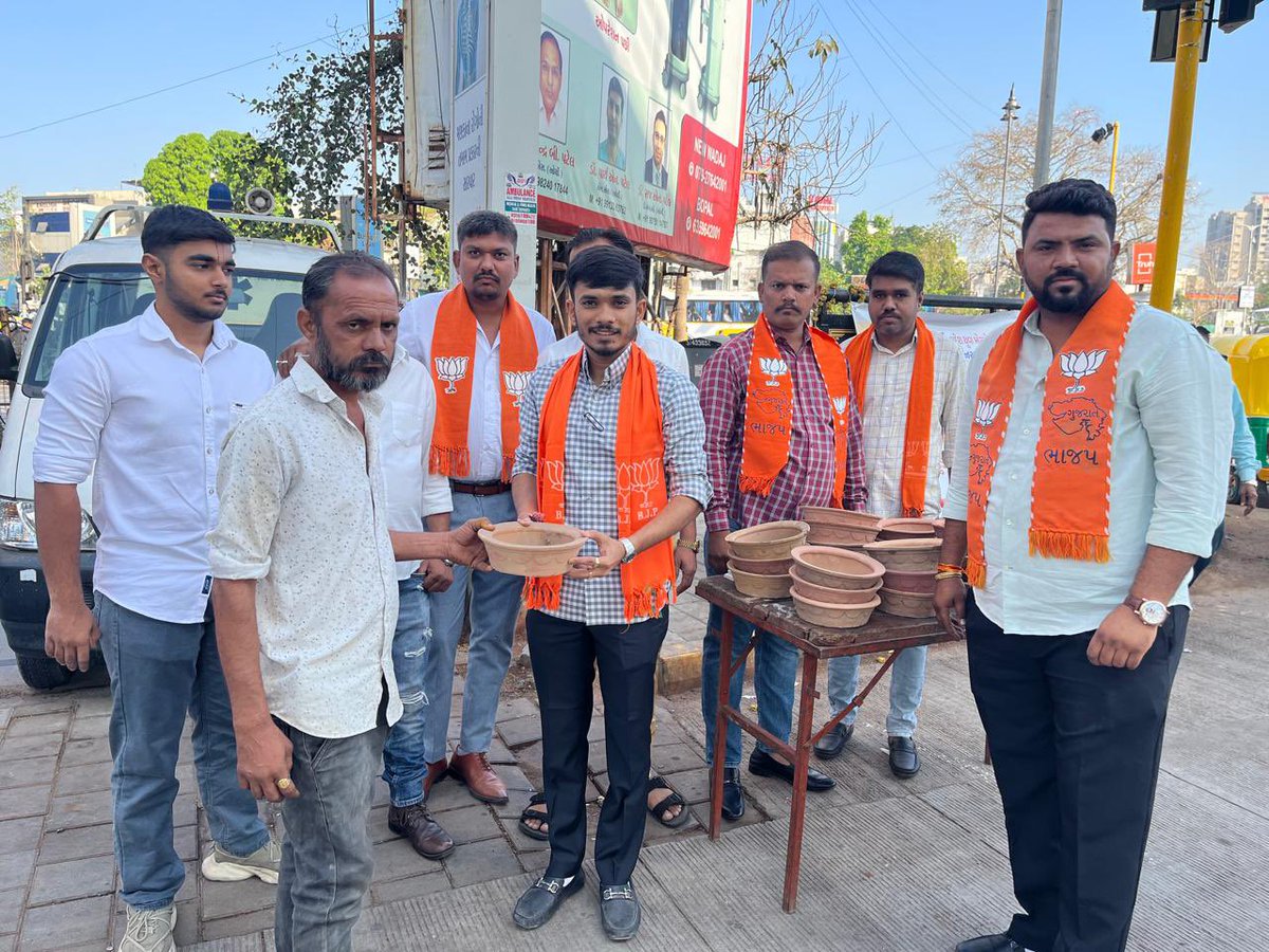 NayanVanzara's tweet photo. આજરોજ વિશ્વ ચકલી દિવસ નિમિત્તે નવાવાડજ વોર્ડમાં કાર્યક્રમમાં કર્ણાવતી મહાનગર યુવા મોર્ચા મહામંત્રી અને નારણપુરા વિધાનસભા યુવા મોર્ચા પ્રભારી શ્રી કૃષિતભાઈ પટેલ, યુવા મોર્ચા હોદેદારો, તથા સક્રિય કાર્યકર્તાઓ ઉપસ્થિત રહી કુંડાનું વિતરણ કર્યું. @ketupatel4bjp @BJP4India https://t.co/oKU4cpMMZA