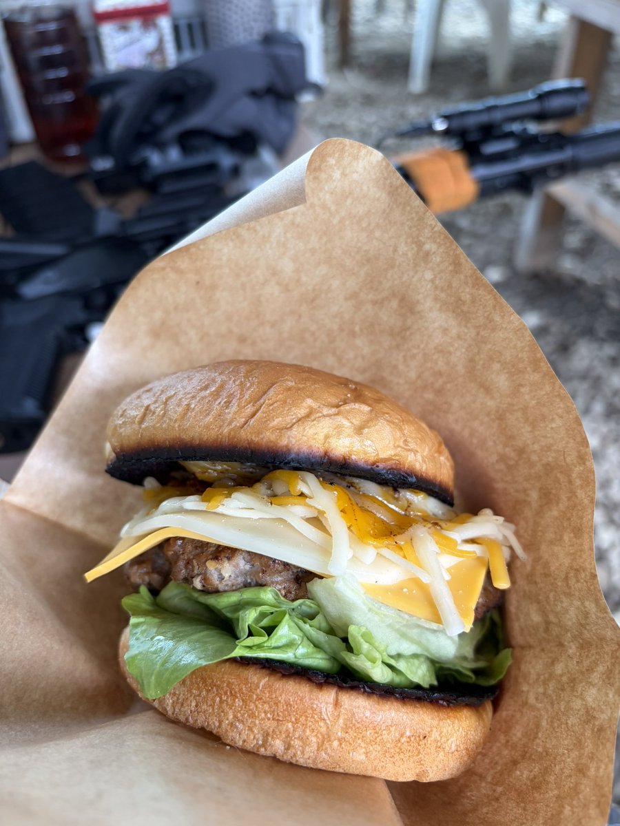 rinsabano's tweet photo. 今日はC.A.Tお邪魔しております!ガン回しで楽しい!
写真は昼ごはんのハンバーガー
#catfacility
#サバゲー https://t.co/ekoKyc2pFU