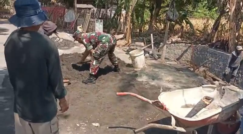 0819Kodim's tweet photo. Puasa Tak Halangi Pengabdian, Babinsa Jatigunting dan Warga Kompak Bangun Irigasi
@Puspen_TNI 
@Pendam5 https://t.co/w7mDhb7fPA
