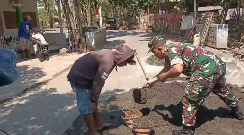 Puasa Tak Halangi Pengabdian, Babinsa Jatigunting dan Warga Kompak Bangun Irigasi
<a href="/Puspen_TNI/">Pusat Penerangan TNI</a> 
<a href="/Pendam5/">Kodam V/Brawijaya</a>