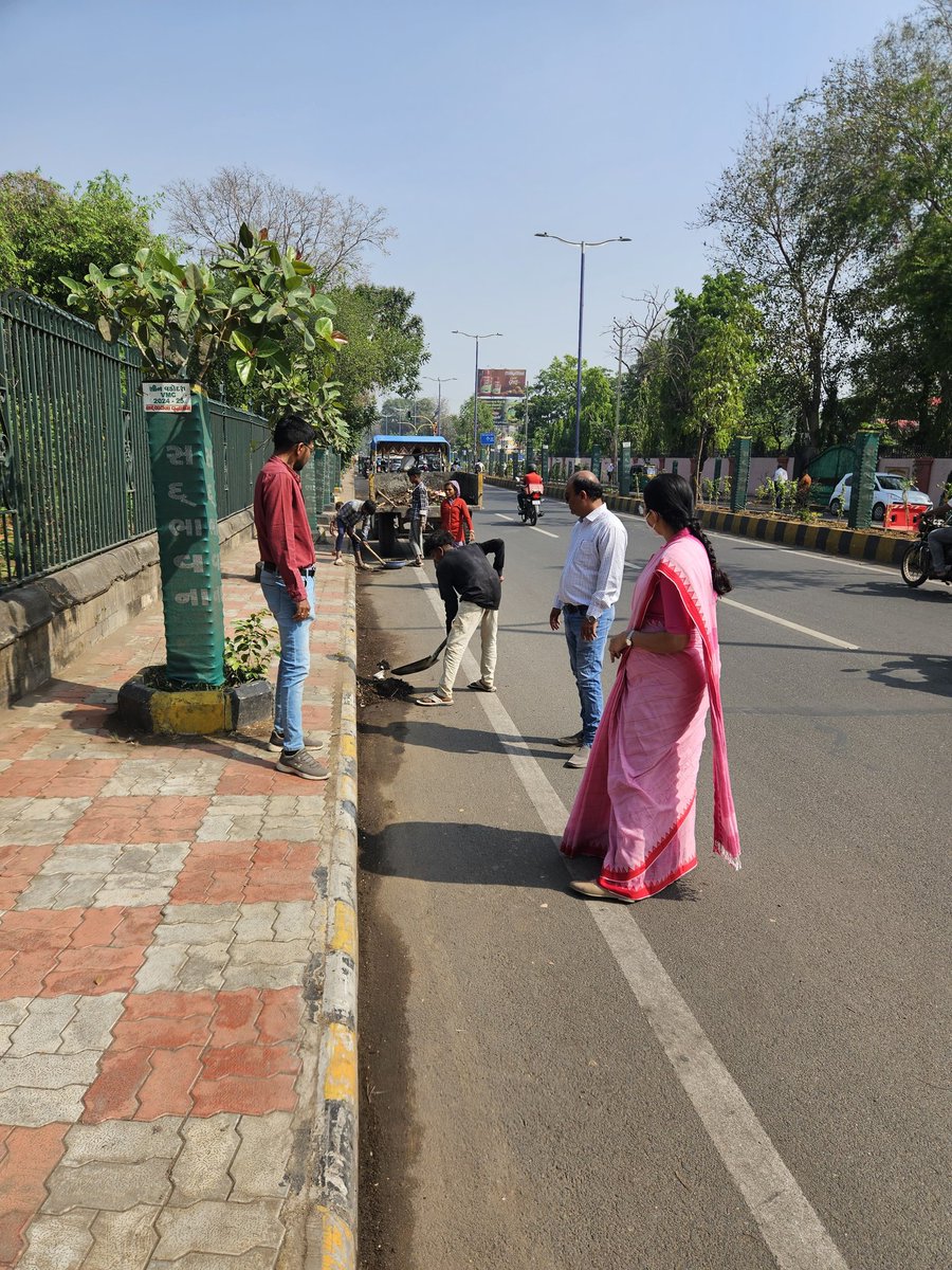 VMC_Dy_Eng_13's tweet photo. ♻️  🧹 *One day One road Drive*🧹♻️ 
 'વન ડે વન રોડ' કાર્યક્રમ હેઠળ સેનેટરી શાખા, એન્જિનિયરિંગ શાખા, ગાર્ડન શાખા, ખોરાક શાખા, ટાઉન પ્લાનિંગ, અને દબાણ શાખા : રાજમહેલ ગેટ નં. ૦૧ થી કાશી વિશ્વનાથ મંદિર સુધીની  કામગીરી https://t.co/sjl98mw8VZ