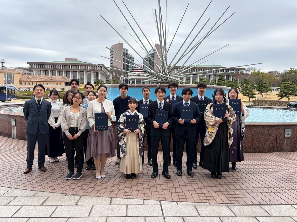 NishiLab_DSB's tweet photo. 3/19（木）に学位授与式が行われました。阿部君は大学院の研究科代表に選出され、大役を果たしました。大変、素晴らしいことです。（私はダメダメ学生でしたので全くこのようなものには縁がありませんでした）。修了生、卒業生の皆さんが新しい道で活躍されることを願っています。（西） https://t.co/PFbmJekdHl