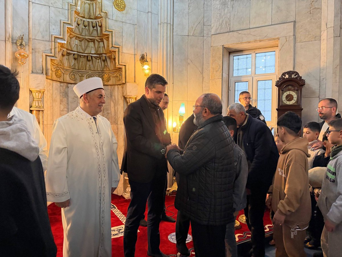 Valimiz Sayın Numan Hatipoğlu ile birlikte İzzetpaşa Camii’nde bayram namazımızı eda ederek, hemşehrilerimizle bayramlaştık.

Bu mübarek günlerin ilimize, ülkemize ve gönül coğrafyamıza huzur getirmesini temenni ediyorum.Şehrimizin ve tüm İslam aleminin Ramazan Bayramı mübarek