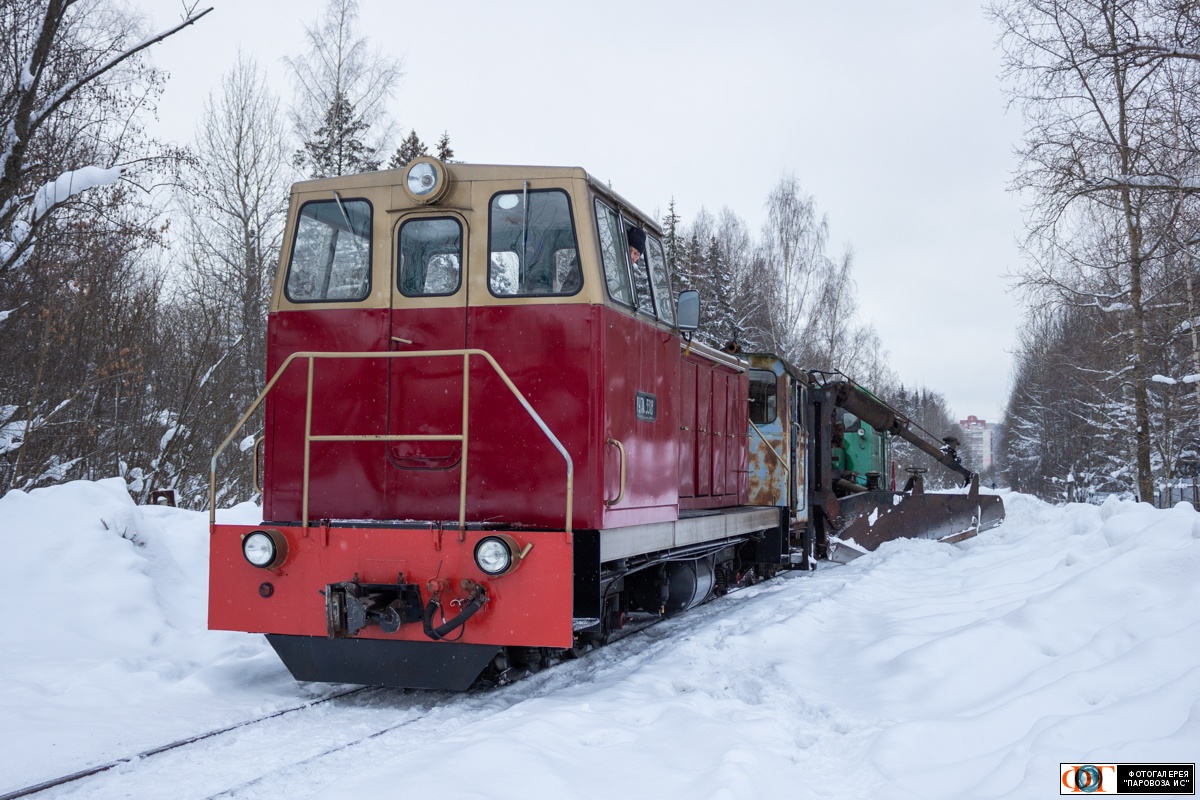 NGR_RU's tweet photo. Тепловоз ТУ7А-3318 с путевым стругом УПС1-46 в работе, Каринская УЖД, Кировская область, 20.01.2026. Diesel locomotive TU7A-3318 with a railroad spreader UPS1-46, Karinskay narrow-gauge railway in Kirov Oblast, 20.01.2026. Photo: Kaisin Igor. #Russia #TU7 #UPS1 #ужд #узкоколейка https://t.co/lePUyvwYmU