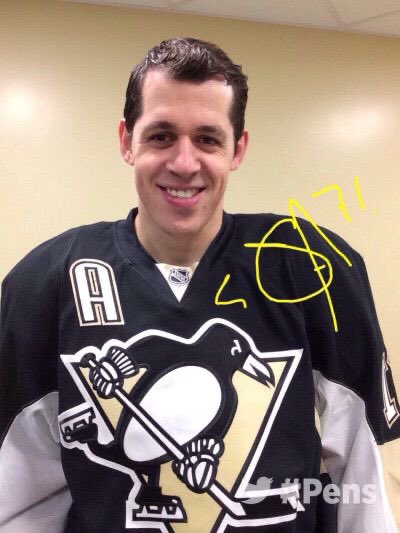 evgeni malkin right airpod tweet media