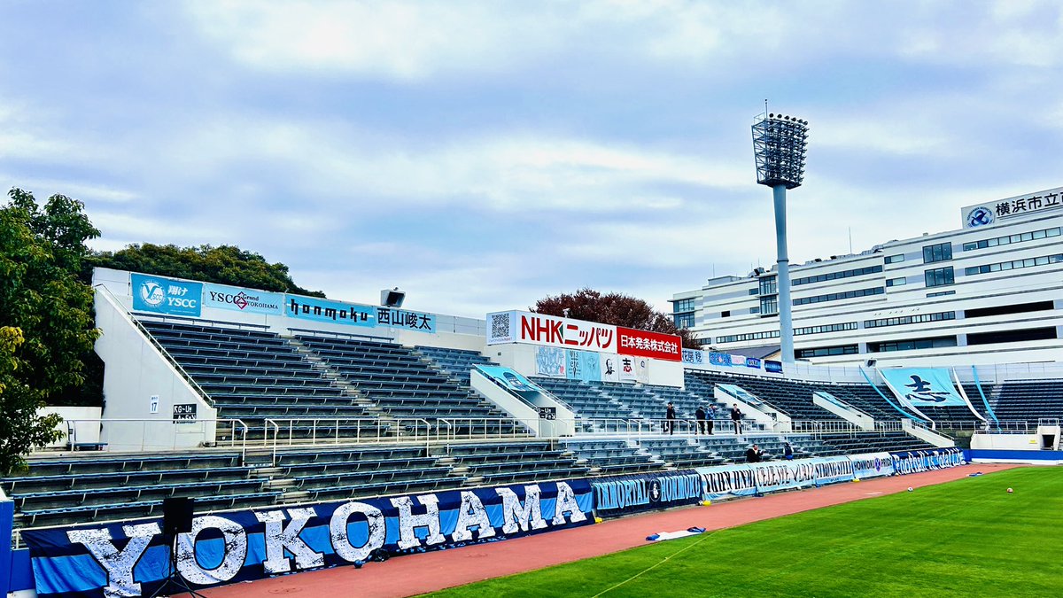 celestela12's tweet photo. 【横断幕の事前搬入について(3/21(土)沼津戦)】

明日もホーム側横断幕の事前搬入がございます

横断幕掲出ご希望の方は、開門の1時間前にホームゴール裏ゲート待機列に集合いただきますようお願い申し上げます

お手伝いも大歓迎です！

#yscc https://t.co/ILJ8vqk2e2