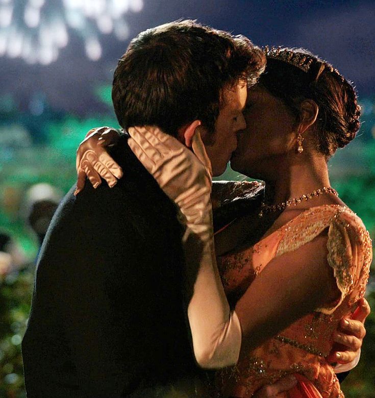 “La amo. La amo desde que cabalgamos en el parque; la he amado en cada baile y paseo, cuando estamos juntos y cuando nos separamos. No tiene que aceptarlo y no tiene que permitirlo. Y se que no lo hará. Pero debe saberlo: en el corazón, debe sentirlo, porque yo lo siento. La amo"