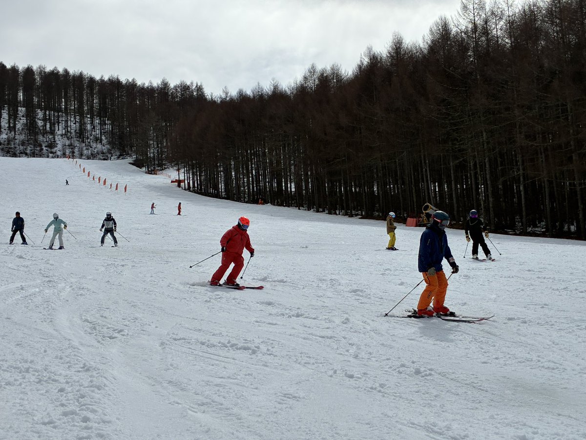 blanche_ski's tweet photo. こんにちはブランシュです。3月20日、今シーズン最後の三連休初日、今朝の最低気温はおよそ氷点下4℃。日中は気温も上がり、ゲレンデも緩んでいますが、まだまだ雪はあります。春スキーもブランシュへ！ https://t.co/oDqQyhfmrm