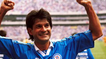jorgeluazul's tweet photo. Feliz Cumpleaños a un goleador histórico de la @LigaBBVAMX y que reforzó a @CruzAzul en el 2001...
¡Felicidades @PepeCardozo249! 🥳 #JC9 #GoleadorLibertador https://t.co/91pfOXqZcQ