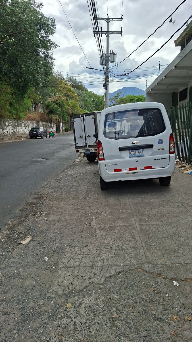 c22_user's tweet photo. @alcaldia_ss @marioduran 🙄🙄🙄🙄🙄🙄🙄 Díganles a estos...la parada de buses usada por estos vehículos @marioduran @alcaldia_ss @VMTElSalvador @PNCSV https://t.co/JWQEiNB5I0