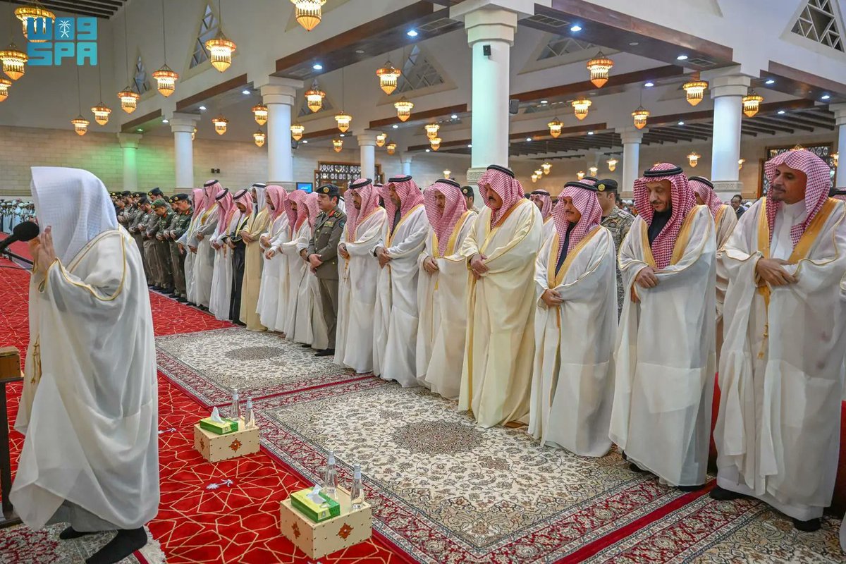 SPAregions's tweet photo. أمير منطقة حائل يؤدي صلاة عيد الفطر المبارك.
https://t.co/TaiaJRtkdB
#واس https://t.co/WojjjVdndZ