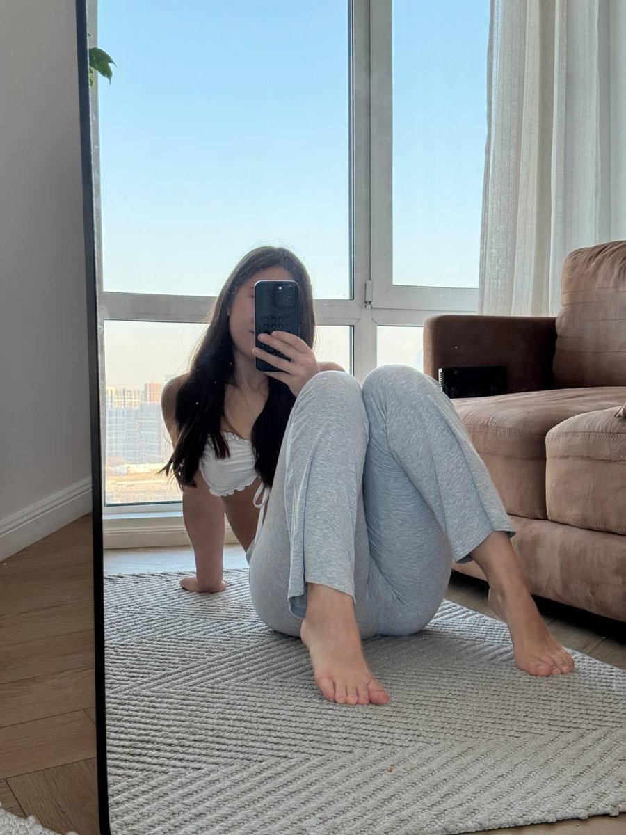 borik220486's tweet photo. Mirror photo, just sitting and catching the mood 🪞🤍 calm, simple and very me. Do you like this vibe?
#mirrorphoto #calmvibes #selfiemood #simplelife #justme https://t.co/har6rQws9d