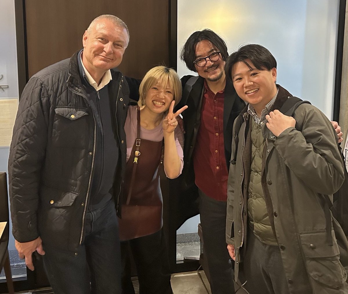 WHYBEER05's tweet photo. チェコで愛されている、コーラに似たハーブ系炭酸飲料「Kofola」(コフォラ)。チェコからKofolaの責任者がWHY BEER?に来店してくれました！当店のチェコ料理も気に入って頂き嬉しかったです😊
コフォラにはフライドチーズが最高みたいです！
お店で飲める日が近くやってくるかもです😆 https://t.co/tQ4biflIr3