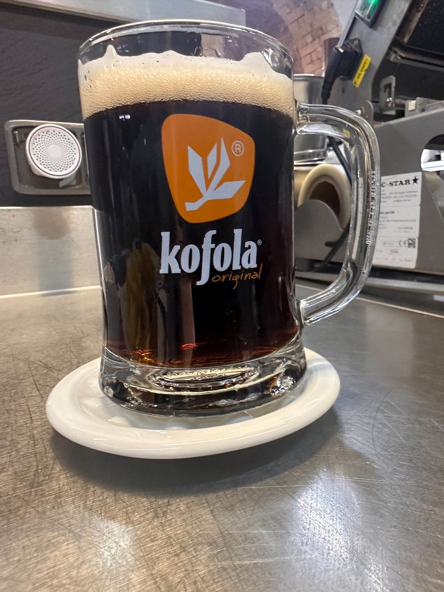 WHYBEER05's tweet photo. チェコで愛されている、コーラに似たハーブ系炭酸飲料「Kofola」(コフォラ)。チェコからKofolaの責任者がWHY BEER?に来店してくれました！当店のチェコ料理も気に入って頂き嬉しかったです😊
コフォラにはフライドチーズが最高みたいです！
お店で飲める日が近くやってくるかもです😆 https://t.co/tQ4biflIr3