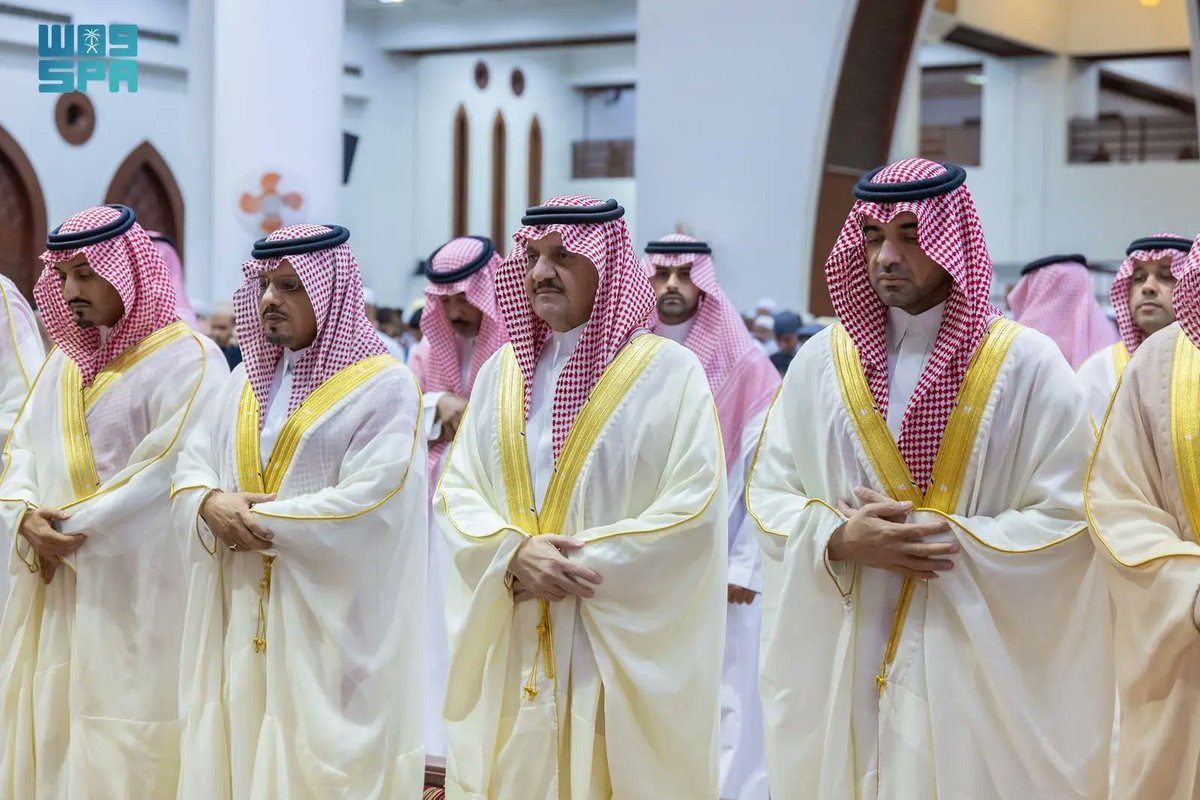 SPAregions's tweet photo. أمير المنطقة الشرقية يؤدي صلاة عيد الفطر مع جموع المصلين في مدينة الدمام.
https://t.co/OlS3BSo9Q1
#واس https://t.co/vzLUb3n0Kz