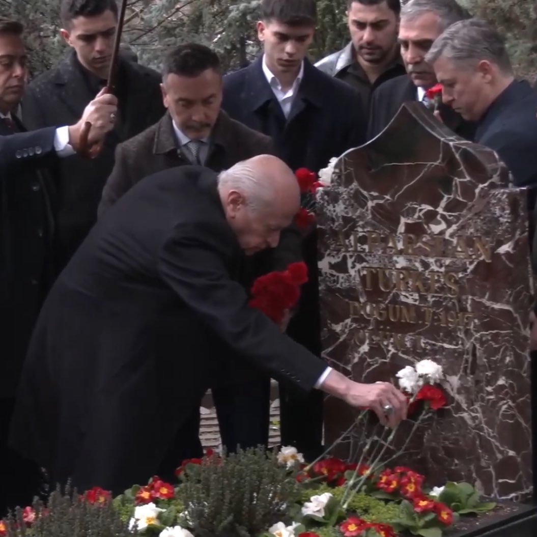 aylinderin0's tweet image. Devlet Bahçeli, Alparslan Türkeş'in kabrini ziyaret etti.

#Devlet #Bahçeli #Alparslan