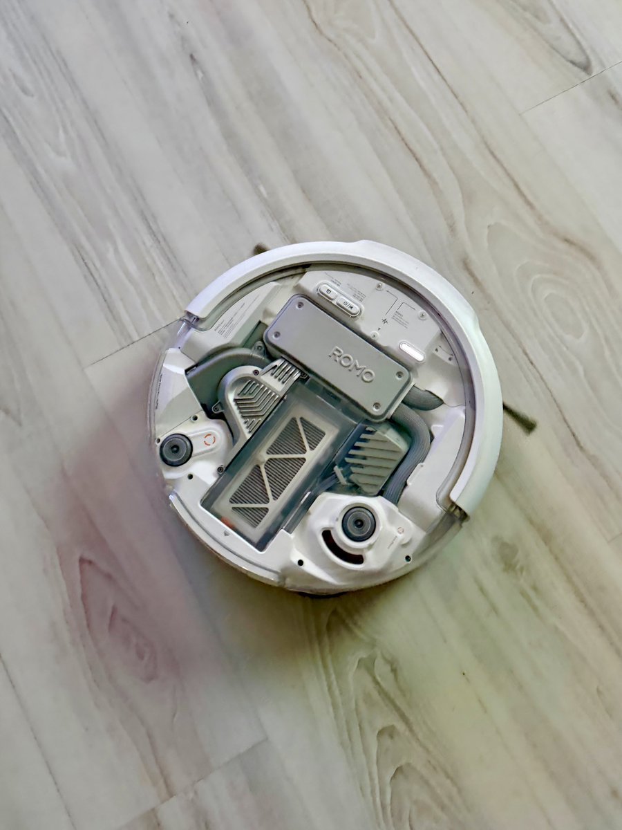 MikyAncona's tweet image. Questo non è un semplice robot… è il DJI ROMO P: design trasparente, tecnologia da drone e una potenza assurda 💨

Pulisce, lava e sembra uscito dal futuro 🚀
👉 Tutti i dettagli: mikyancona.com/dji-romo-p/

#dji #djiromo #smarttech #robotvacuum #mikyancona @DJIGlobal