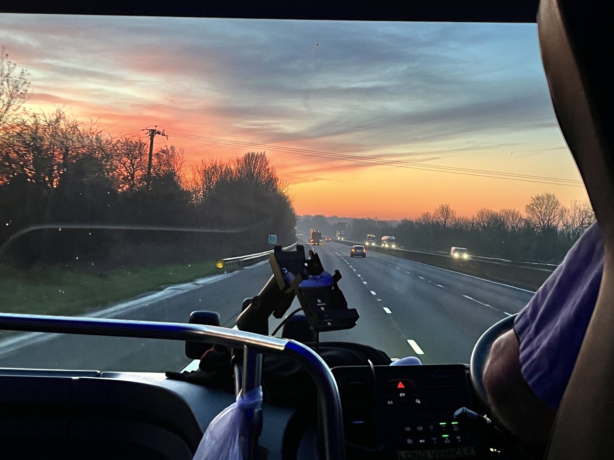 _xxSTARSxx_'s tweet photo. Great sunrise this am from the National Express 401 to London on M4!  Spring is coming. @nationalexpress #Windough https://t.co/nYWbQMUw1q
