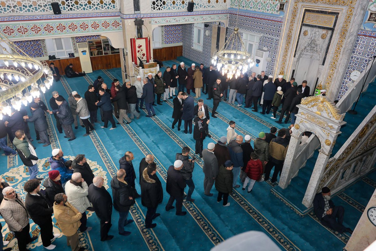tevfikgoksu's tweet photo. Bayram namazımızı Esenler Merkez Camimizde eda ederek hemşehrilerimizle bayramlaştık, bayram sevincini hep birlikte yaşadık.

Bayramımız, bayram olsun. Hanelerimize huzur, gönüllerimize muhabbet, şehrimize bereket olsun. https://t.co/82ijDk6CzC