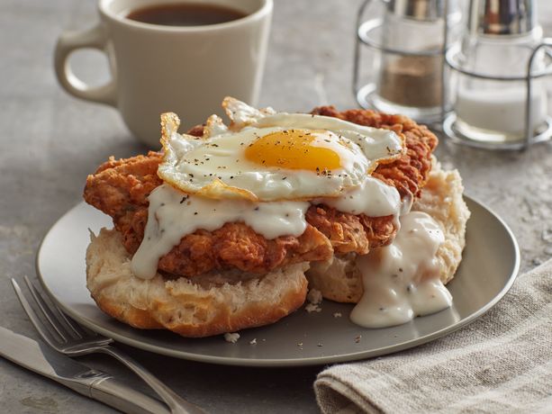 MrWuggums's tweet image. Good morning, evening &amp;amp; all inbetweens, happy #Friyay!

Steak n eggs!
Country fried steak biscuit n egg!
Chocochip waffles w/banana!
Come get mew some &amp;amp; grab a beverage while mew are at it!😺

See mew Beautiful Souls at the #ChillTent, we love mew!💖
#XCats #XPups #CatsOnTwitter