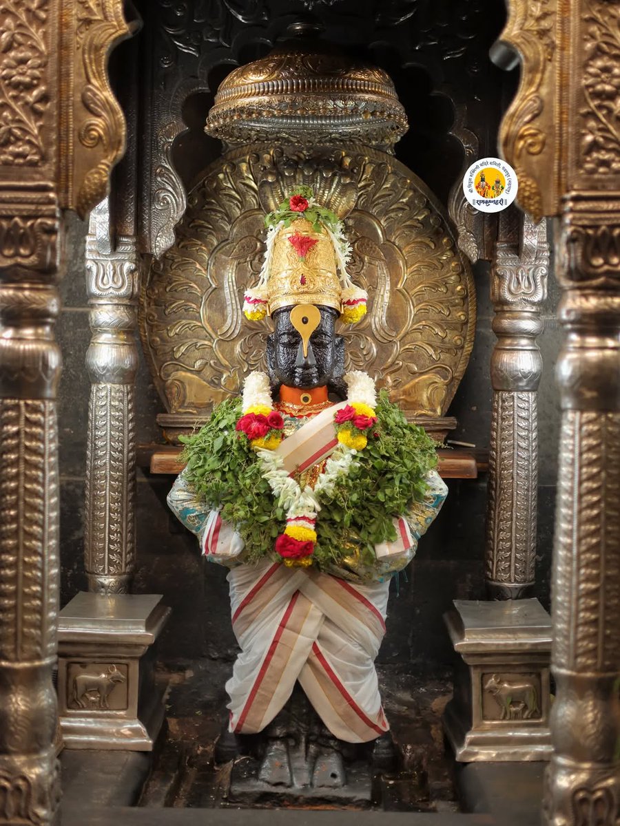 Tushar_speaks's tweet photo. माझा आवडता देव कोण असेल तो आहे पंढरी चा विठ्ठल 🙏 

ना कुठल कर्मकांड ना द्वेष ना कुठला भेदभाव 

इथं पाहिजे फक्त भक्ती आणि श्रद्धा ♥️

 इथं त्याच्याशी संवाद साधायला कुठल्याही मध्यस्थी ची गरज नाही .

♥️🚩 https://t.co/UXnOiDPgOF